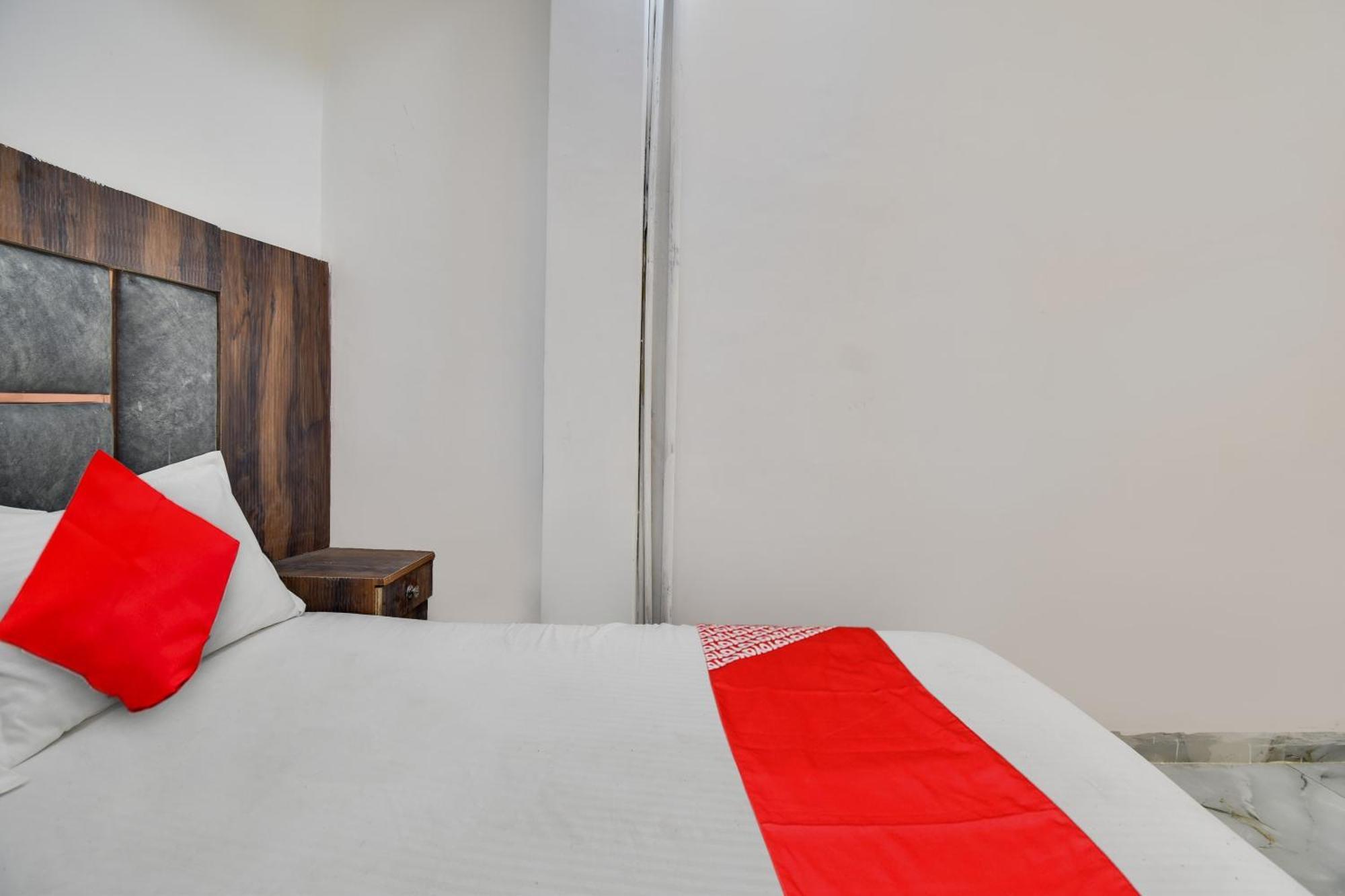 Hotel O Golden King Guest House New Delhi Bagian luar foto