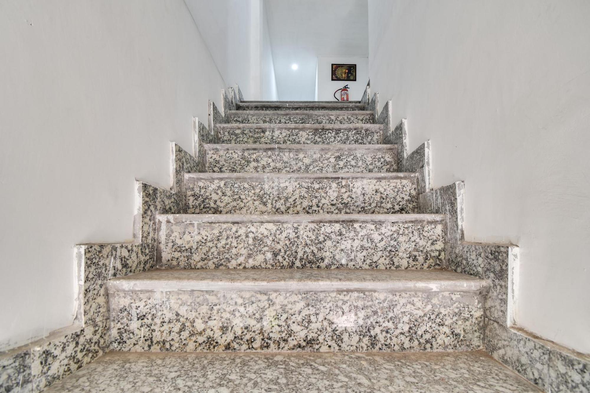 Hotel O Golden King Guest House New Delhi Bagian luar foto